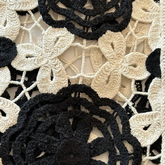 House of Harlow 1960 Black and White Crocheted Floral Boho Vest OSFM NEW - Picture 2 of 9